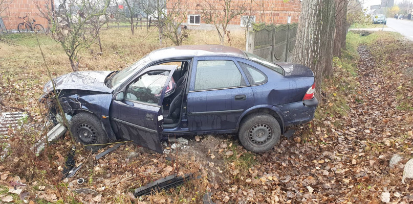 Do zderzenia dwóch aut osobowych doszło około godziny 8 rano, 9 listopada 2021 roku w Ostrowsku (gm. Uniejów). W wyniku kolizji nikt nie odniósł obrażeń, kierujący byli trzeźwi.