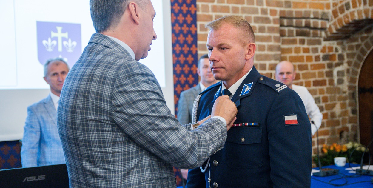 Komendant policji w Poddębicach odebrał medal przyznawany przez Stowarzyszenie ,,Rodzina Policyjna 1939 roku".