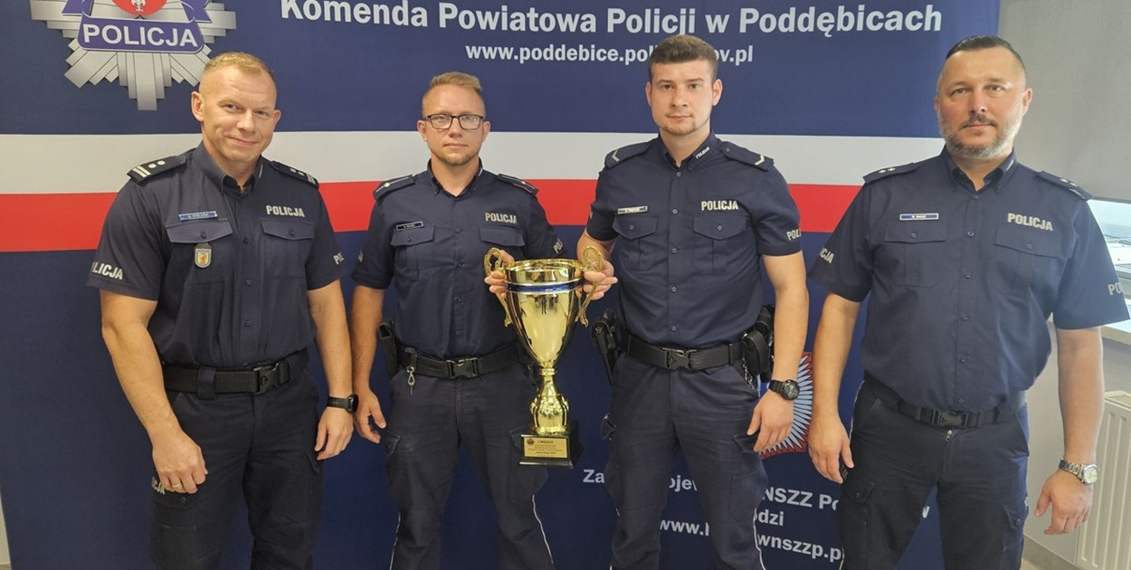 Najlepsi w województwie funkcjonariusze z Uniejowa z Komendantem Powiatowym Policji w Poddębicach mł. insp. Adamem Kolasą i Komendantem Komisariatu Policji w Uniejowie podkom. Marcinem Dulasem. fot. KPP Poddębicach.
