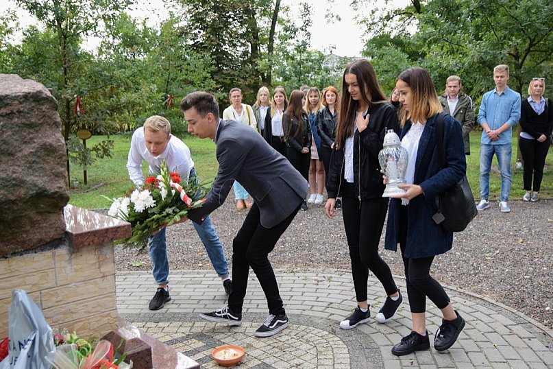 Uczniowie z Poddębic odwiedzili Plac Dębów Katyńskich
