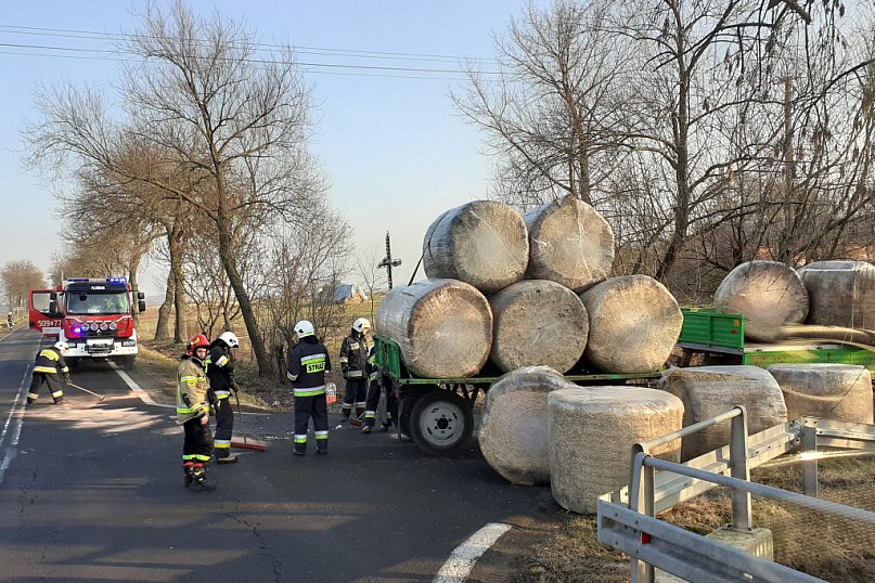 Osobówka uderzyła w przyczepę