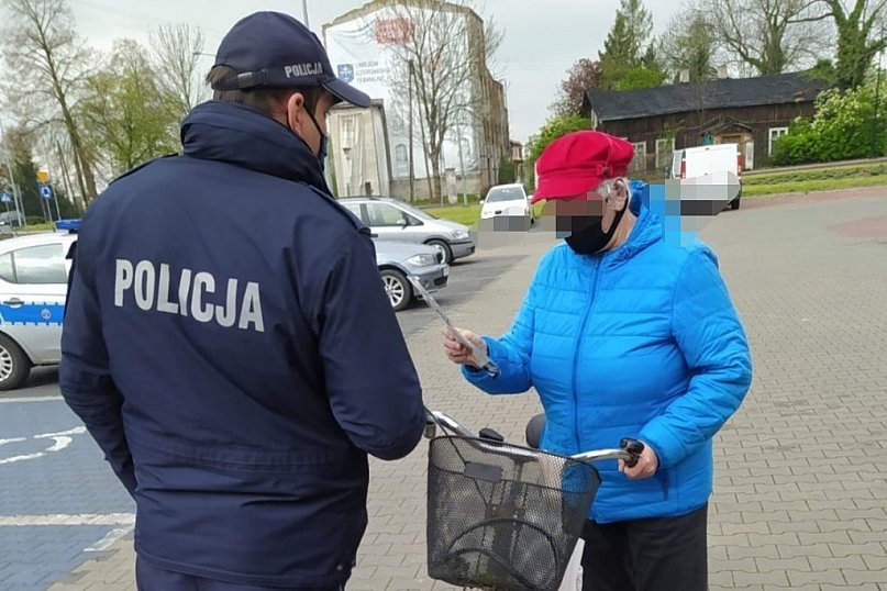 Policjanci z Poddębic rozdają maseczki