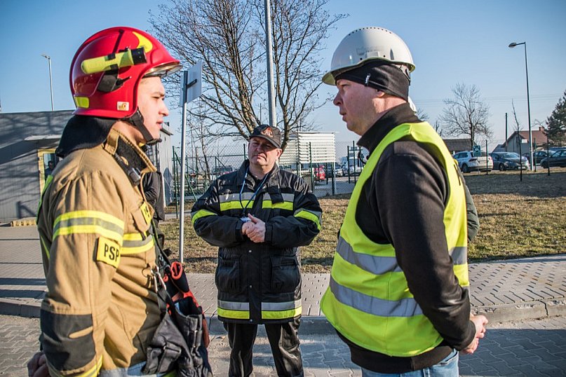 Ponad 200 osób ewakuowano w ramach ćwiczeń jednej z największych firm  w powiecie poddębickim
