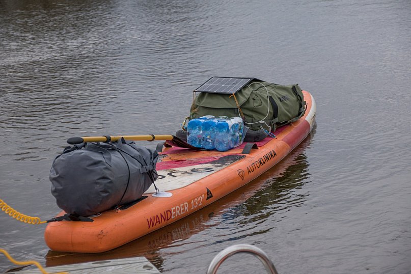 Dla pięcioletniego chłopca przepłyną 900 kilometrów na dmuchanych deskach SUP