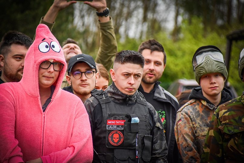 Popularni YouTuberzy grają w paintballa pod Uniejowem [ZDJĘCIA]