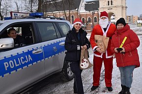 Święty Mikołaj w policyjnej asyście jeździ po powiecie poddębickim-158