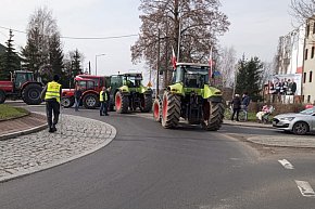 Rolnicy zablokowali rondo w Uniejowie. Trwają protesty w powiecie poddębickim-174