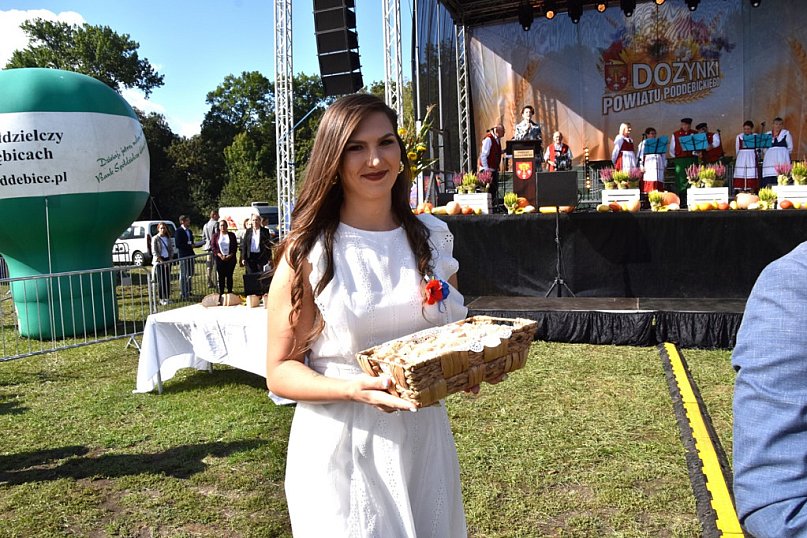 XII Dożynki Powiatu Poddębickiego połączono z Gminno-Parafialnym Świętem Plonów [ZDJĘCIA]