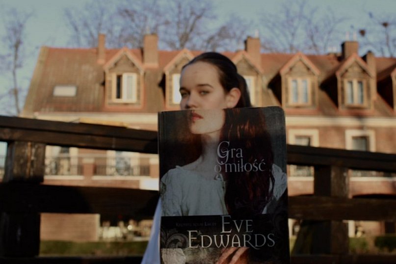 „Sleeveface, czyli ubierz się w książkę”