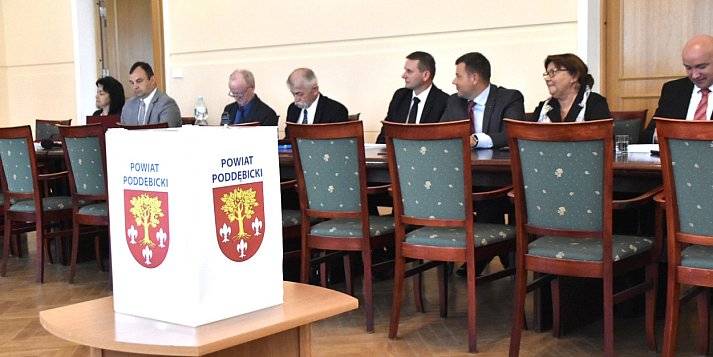 Radni powiatowi rozpoczęli kadencję w Poddębicach [FOTO]