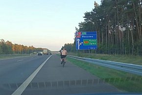 Rowerzysta na autostradzie. Podróż zakończona mandatem od poddębickich policjantów-7983