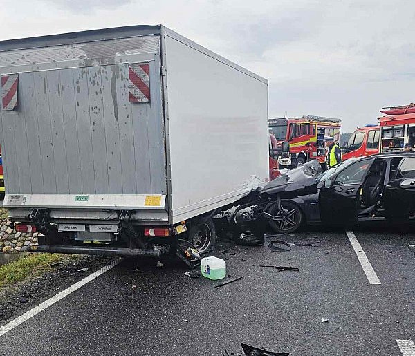 Wypadek na DW 473. Droga zablokowana. Policja wyznaczyła objazdy-10093
