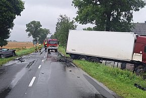 Wypadek z udziałem trzech pojazdów w powiecie poddębickim. Droga zablokowana-10238