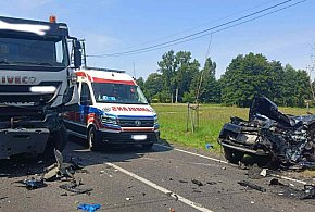Zablokowana DK 72 w powiecie poddębickim. Czołowe zderzenie Dacii z Iveco-10307