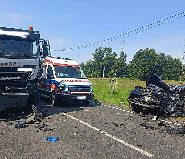 Zablokowana DK 72 w powiecie poddębickim. Czołowe zderzenie Dacii z Iveco-10307