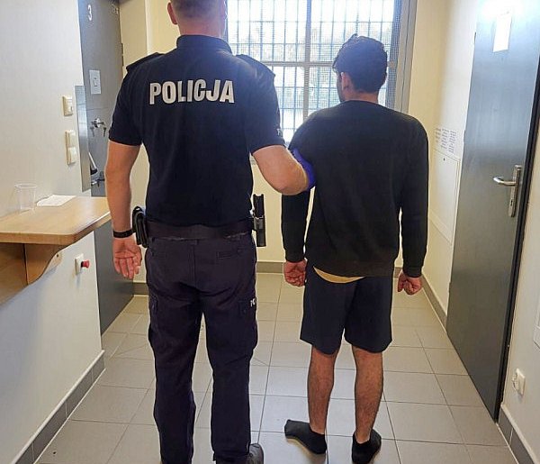 Dwoch nielegalnych imigrantów w bagażniku. Zatrzymał ich patrol z Uniejowa-10374