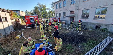 Pięćdziesięciu trzech strażaków na działaniach w pustostanie Uniejowie-10639