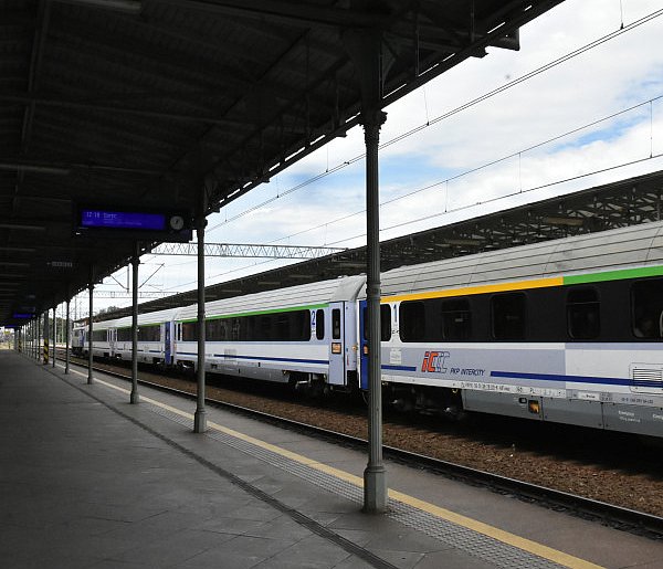 Z Warszawy do Wrocławia w półtorej godziny? Pociągi przyspieszą do 350 km/h-10643