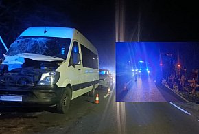Zderzenie osobowego busa i ciągnika rolniczego w powiecie poddębickim-10884