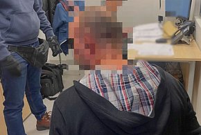 Pościg w powiecie.50-latek z narkotykami zatrzymany po uderzeniu w radiowóz-10941