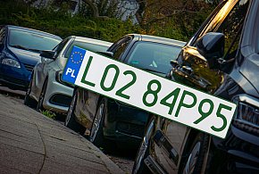 Tablice z zielonymi napisami na kolejnych autach. Nie chodzi o "elektryki"-11087