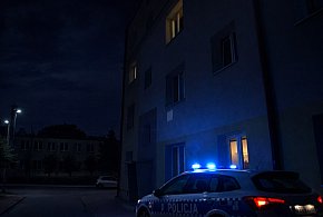 Wzywał pomocy zza zamkniętych drzwi. Dramatyczna nocna akcja ratunkowa