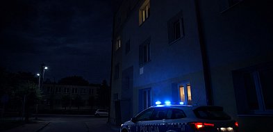 Wzywał pomocy zza zamkniętych drzwi. Dramatyczna nocna akcja ratunkowa