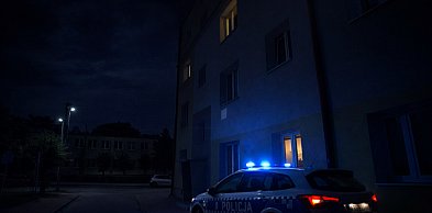 Wzywał pomocy zza zamkniętych drzwi. Dramatyczna nocna akcja ratunkowa