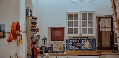 Oklejanie starych mebli – sposób na ich drugie życie bez remontu