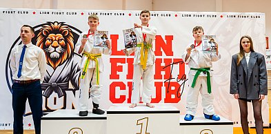 Zawodnicy klubu Lion Fight Club Poddębice  z medalami