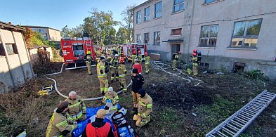 Pięćdziesięciu trzech strażaków na działaniach w pustostanie Uniejowie-10639