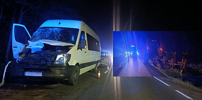 Zderzenie osobowego busa i ciągnika rolniczego w powiecie poddębickim-10884