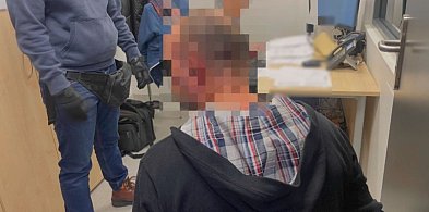 Pościg w powiecie.50-latek z narkotykami zatrzymany po uderzeniu w radiowóz-10941