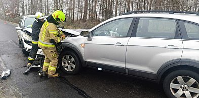 Uwaga ślisko. Czołowe zderzenie dwóch osobówek-11101