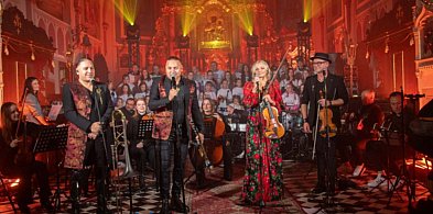 Zobacz wyjątkowy występ Golców w Uniejowie. Wystąpili z Uniejowską Grupą Wokalną