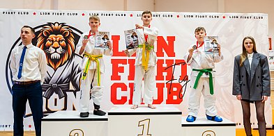 Zawodnicy klubu Lion Fight Club Poddębice  z medalami