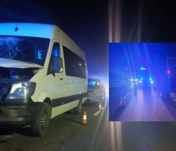 Zderzenie osobowego busa i ciągnika rolniczego w powiecie poddębickim-10884