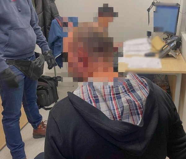 Pościg w powiecie.50-latek z narkotykami zatrzymany po uderzeniu w radiowóz-10941