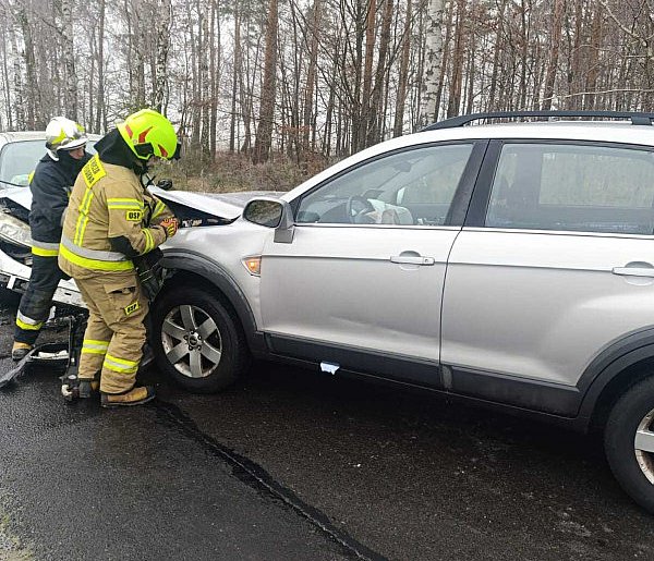 Uwaga ślisko. Czołowe zderzenie dwóch osobówek-11101