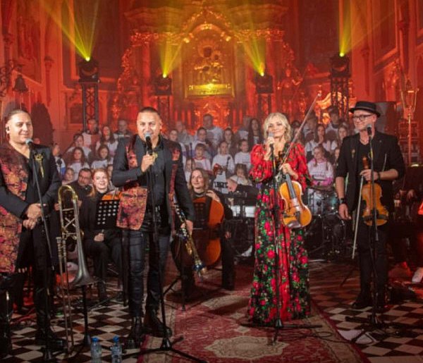 Zobacz wyjątkowy występ Golców w Uniejowie. Wystąpili z Uniejowską Grupą Wokalną