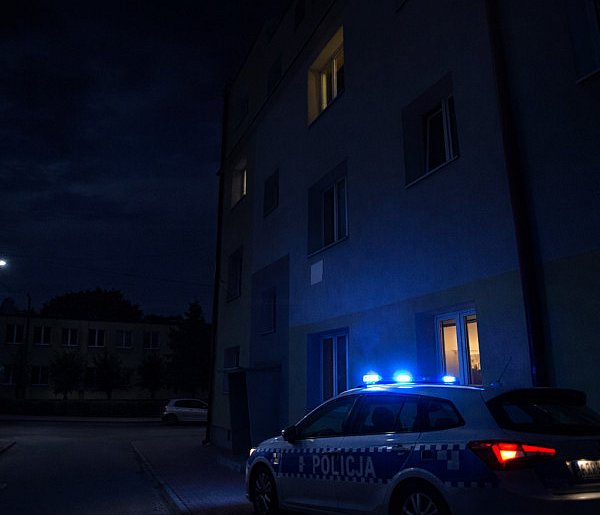 Wzywał pomocy zza zamkniętych drzwi. Dramatyczna nocna akcja ratunkowa
