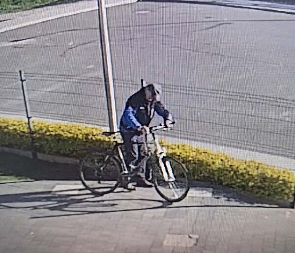 Poszukiwany sprawca kradzieży roweru w Uniejowie. Policja publikuje wizerunek