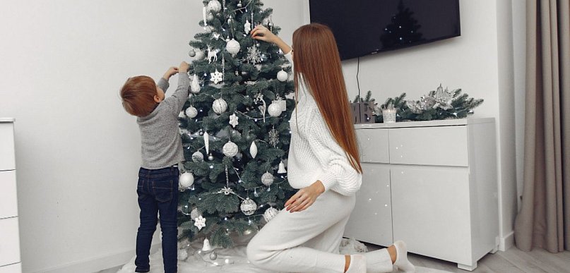 Bezpieczna choinka w domu – na co zwrócić uwagę, gdy są dzieci lub zwierzęta?
