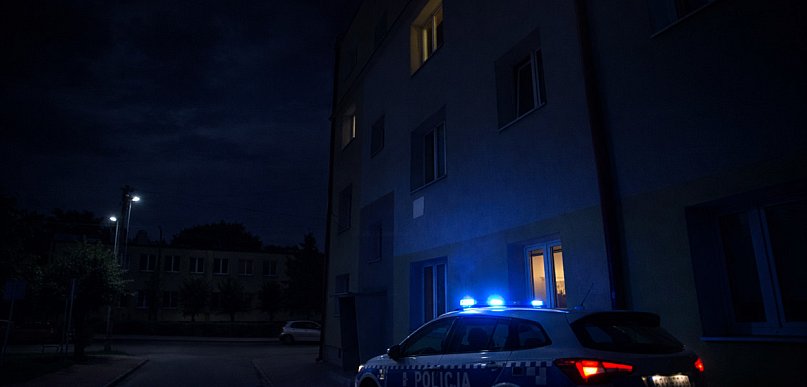Wzywał pomocy zza zamkniętych drzwi. Dramatyczna nocna akcja ratunkowa