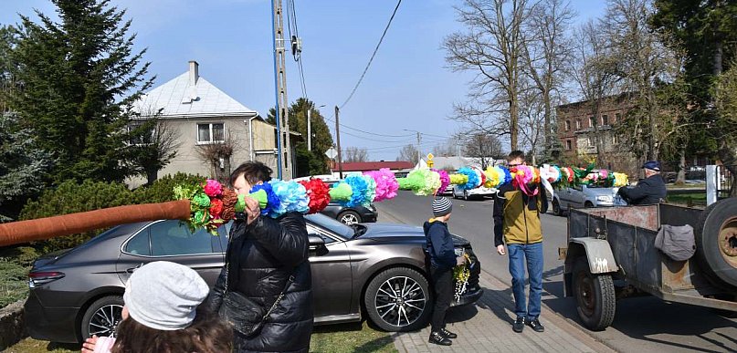 Osiem metrów tradycji. Olbrzymie palmy wielkanocne powstają w powiecie poddębickim