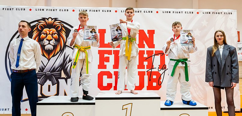 Zawodnicy klubu Lion Fight Club Poddębice  z medalami