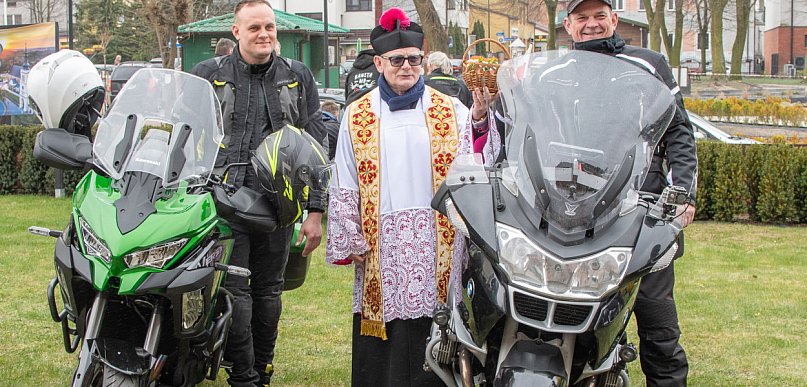 Motoświęconka w Uniejowie. Motocykliści przyjechali święcić jajka [FOTO]