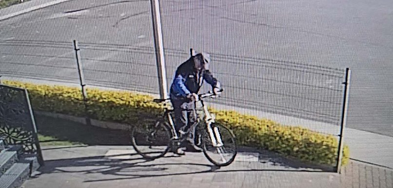 Poszukiwany sprawca kradzieży roweru w Uniejowie. Policja publikuje wizerunek