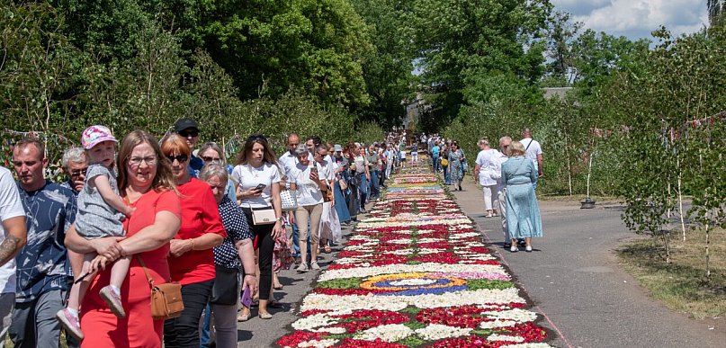 Tłumy na uroczystościach Bożego Ciała w Spycimierzu. Tak wyglądały kwietne dywany