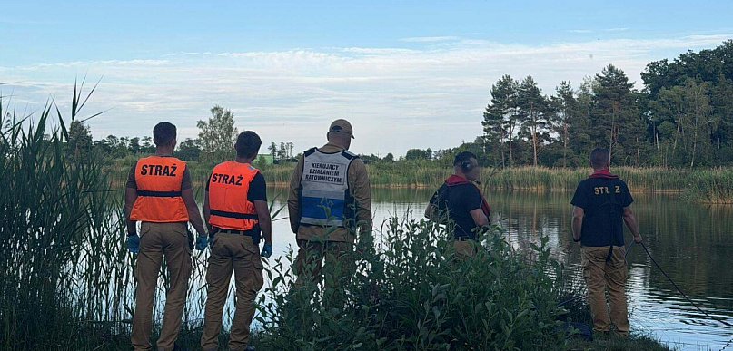 W Wieleninie-Kolonii znaleziono porzucone ubrania nad zbiornikiem wodnym